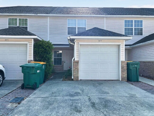 Building Photo - "Charming 2-Bed Townhouse Retreat on Scenic Oak Ln!"