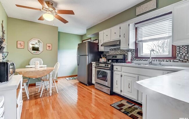 Building Photo - ROCHESTER 3 bedroom 2 bath AVAILABLE NOW!