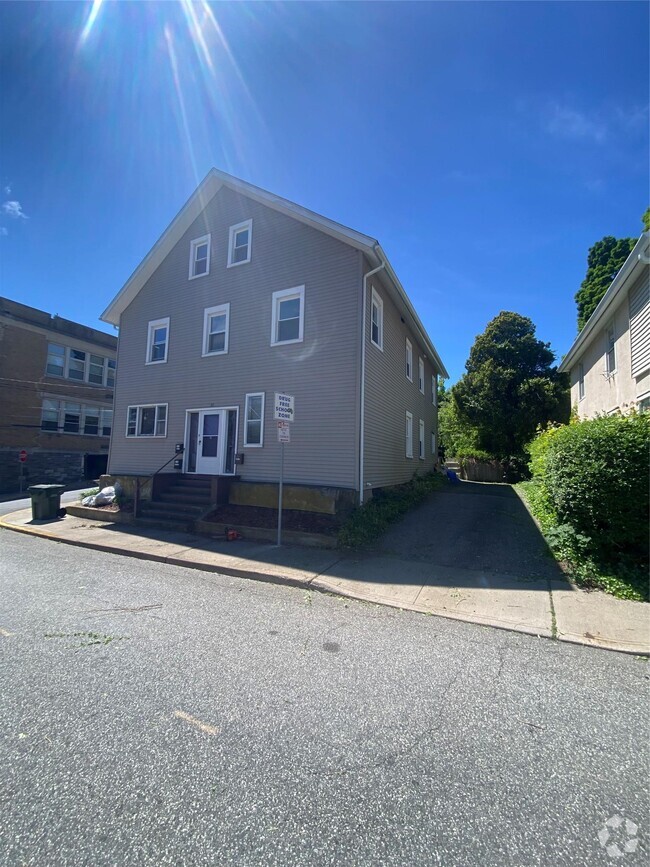 Building Photo - 13 Cozzens Ave Unit 2F-E Rental