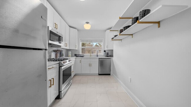 720 1/2 West Woodlawn Avenue-SI ID1271939P