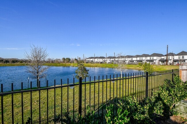 Building Photo - 2917 Skyline Mesa Dr