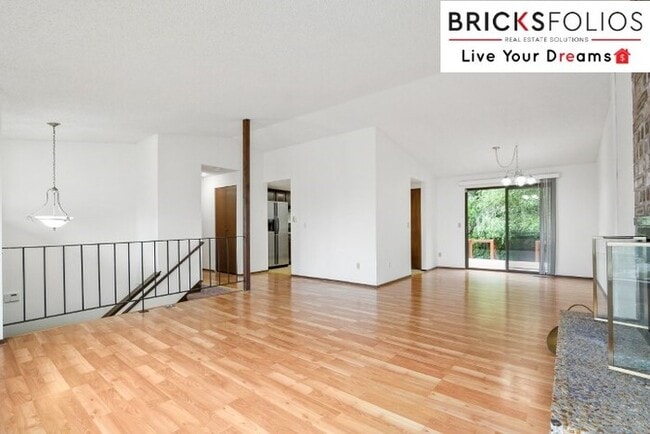 Photo - Redmond Gem! Live in the award-winning Lake Washington School District.