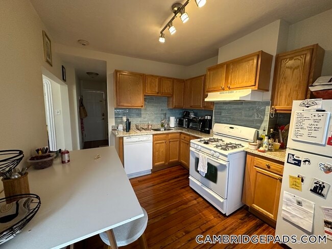 Building Photo - 1056 Cambridge St