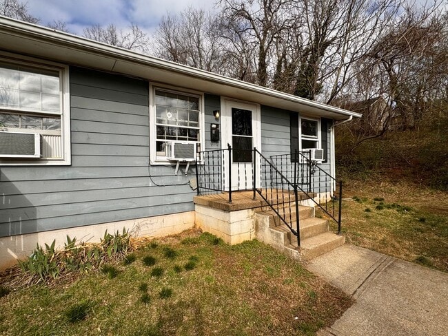 Building Photo - 1500 6th St SE Unit B