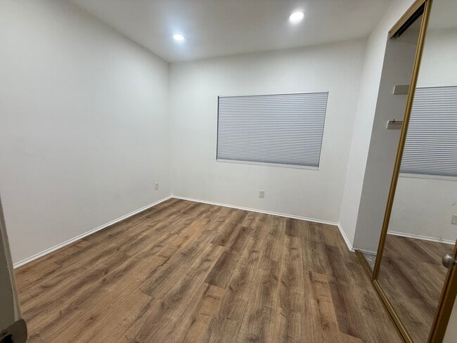 Building Photo - 1400 Bowe Ave Unit 401 Rental