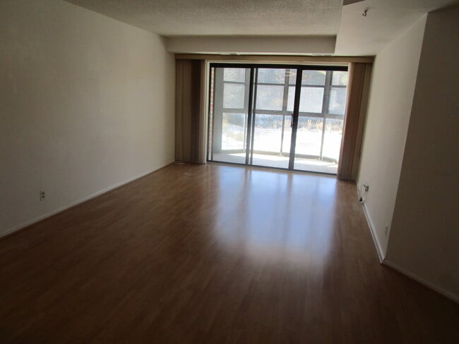 Living room, view of balcony - 2100 Langston Blvd Unit 425