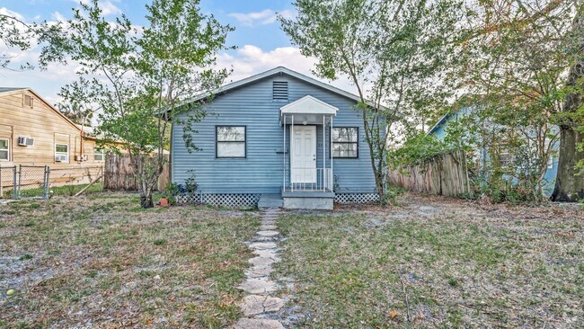 Building Photo - Charming 3bed/1bath Home in St Pete! Avail...