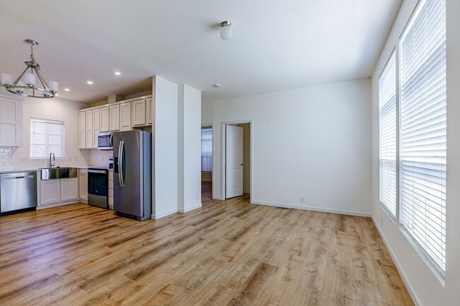 911 35th Ave Unit 911