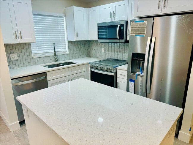Building Photo - 805 W Oakland Park Blvd Unit E5