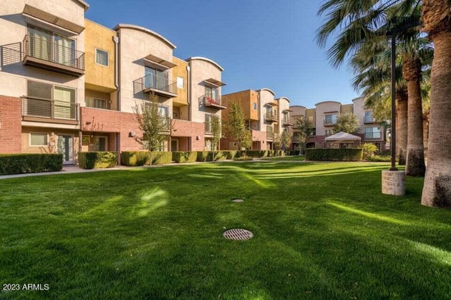 Photo - 525 W Lakeside Dr Townhome