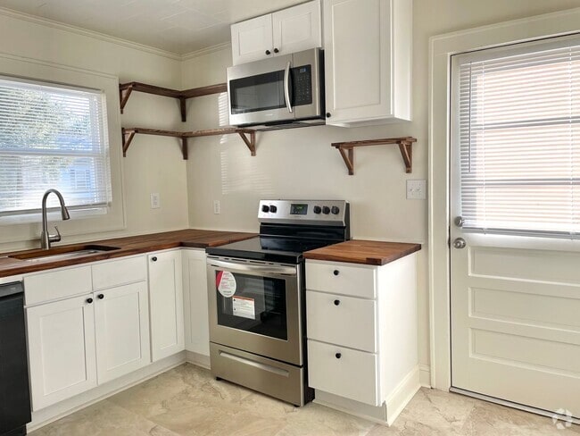 Building Photo - Updated 3 bed 2 bath duplex near downtown ... Unit 106A Rental