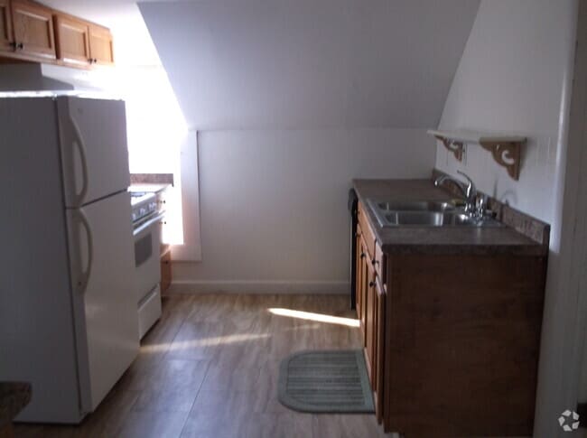 Building Photo - 507 Roberts St Unit Rear upper Rental