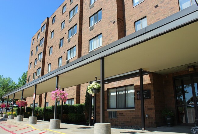 Abbotts Manor Apartments For Rent in Willoughby, OH | ForRent.com