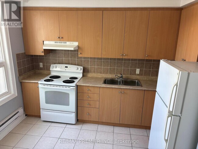 Photo - 938 Bloor St W