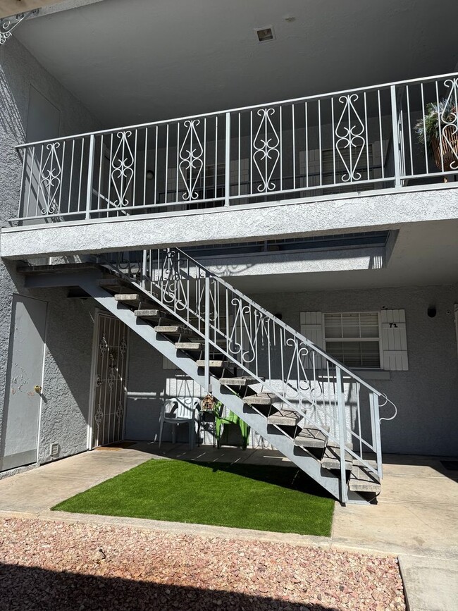 Building Photo - Great Condo Unit T5