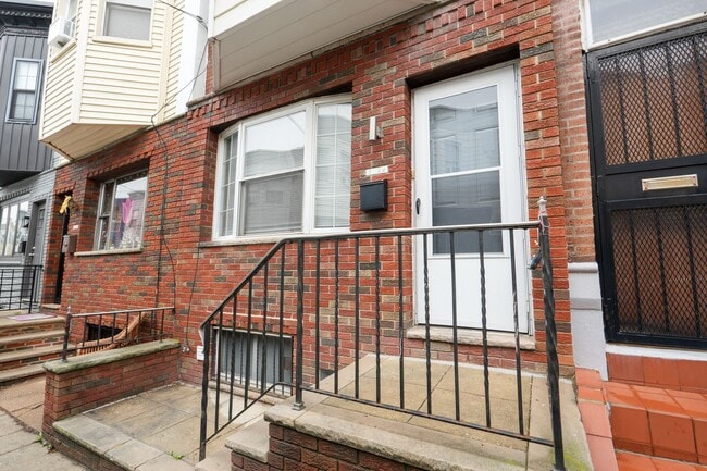 Building Photo - Newly renovated 3 bed 1.5 bath, central air
