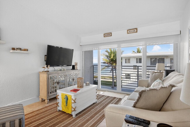 Building Photo - 1043 Hillsboro Mile Unit 19C