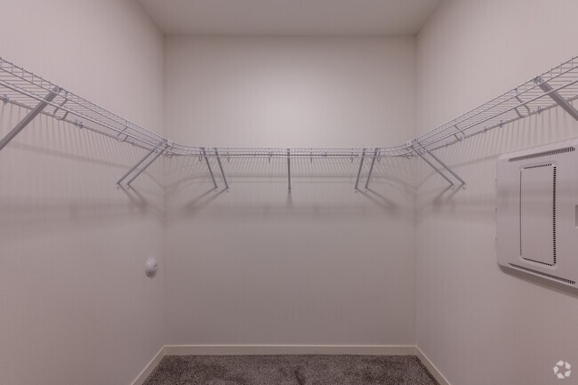 2BR, 2BA - 1,140SF - Walk-in Closet