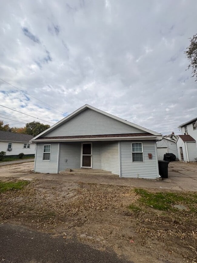 Building Photo - 103 S 13th St Unit A