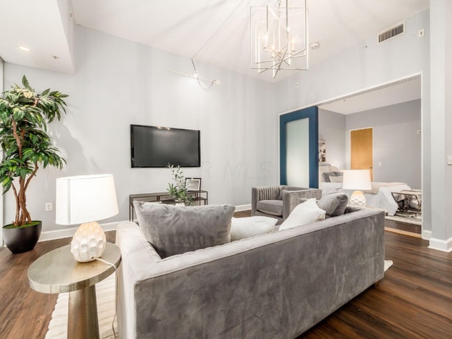 Photo - 106 N High St