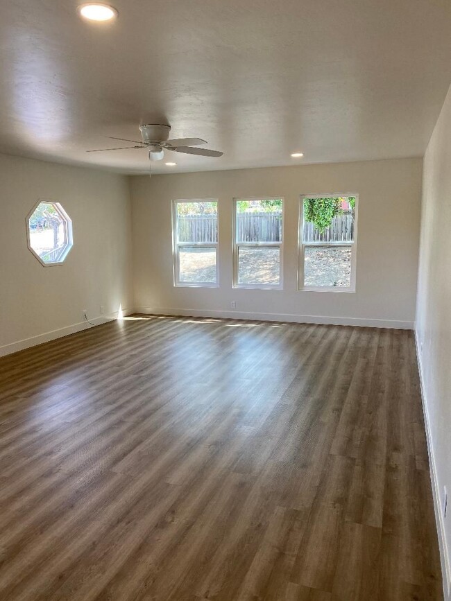 Photo - 2048 Swazey St Unidad C