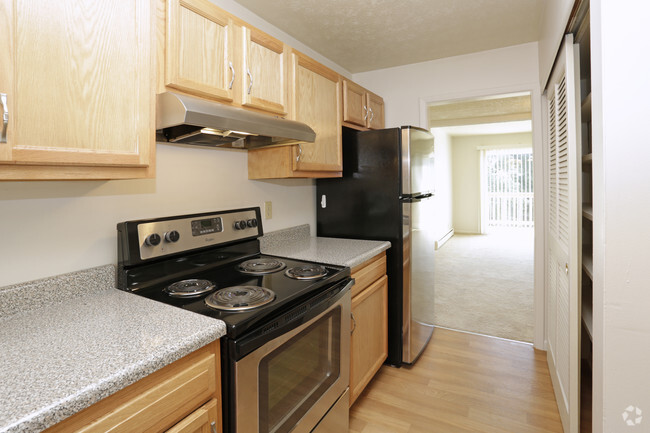 2HAB -Town Home Kitchen - Briarcliff Manor Apartments and Townhomes