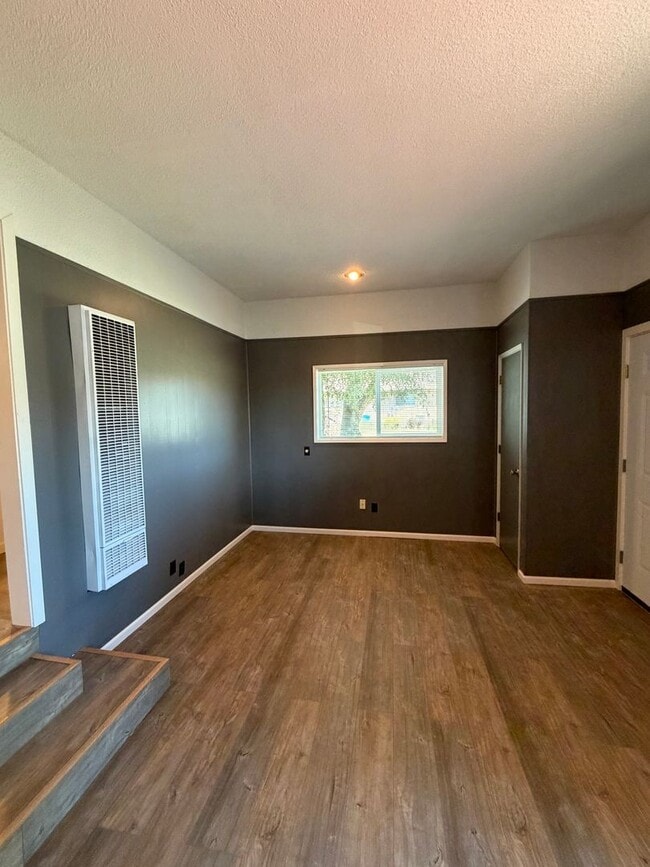 Photo - 2.2. miles to Sky Lakes Medical Center and Oregon Institute of Technology, 2bdrm 1 bath duplex