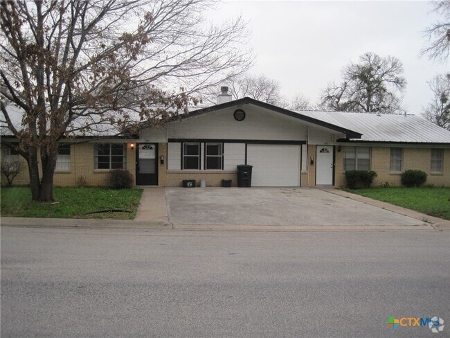 Building Photo - 207 E 2nd St Rental