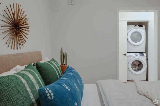 1BR, 1BA - 698SF