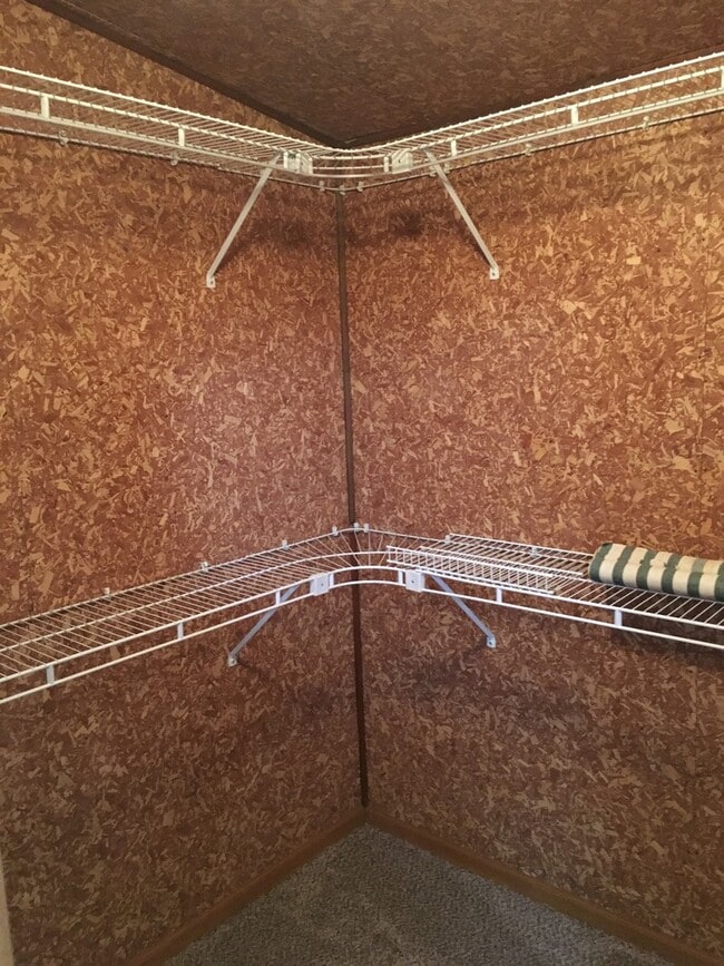 Photo - 5 Bedroom, 2.5 bath house with detached la...