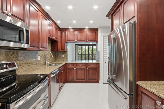 220 Lake Dr Unit 206