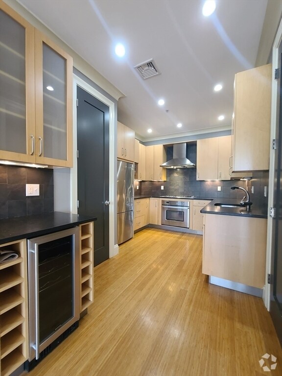 Building Photo - 354 Dorchester St Unit 3 Rental