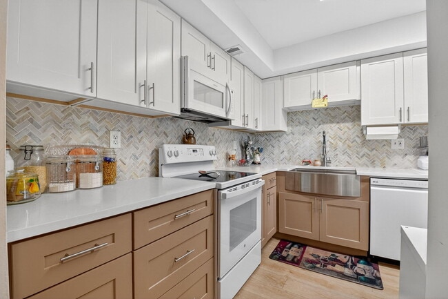 Building Photo - 3050 Presidential Way Unit 106