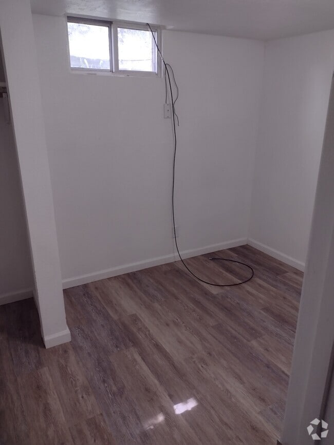 Building Photo - 248 E Osbourne St Unit Basement #8 Rental