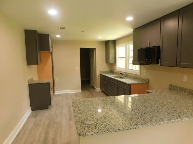 Photo - Fully Remodeled Rooming House in Quiet North Side Neighborhood with High End Appointments Unidad 3
