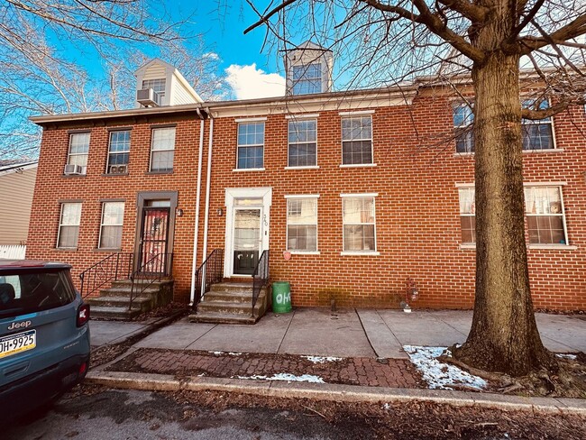 Spacious Townhome in Historic Newton Squar... - Spacious Townhome in Historic Newton Squar...