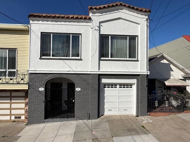 Building Photo - Newly Renovated Upper Unit 1052