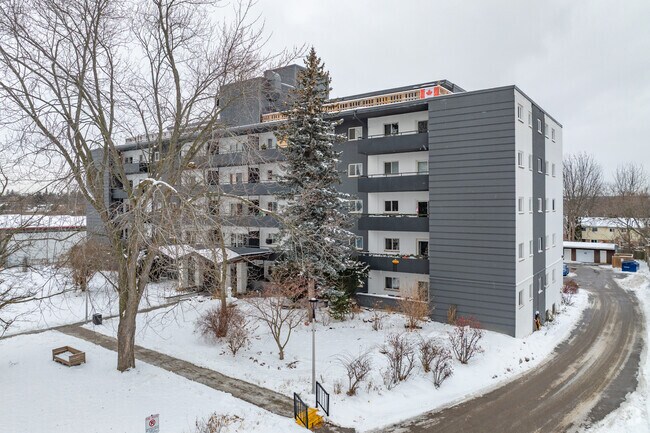 Photo - 252 King St E