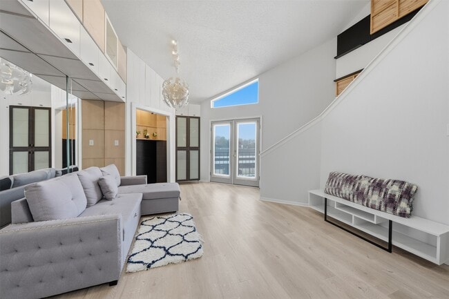 Building Photo - 10855 Meadowglen Ln Unit 823