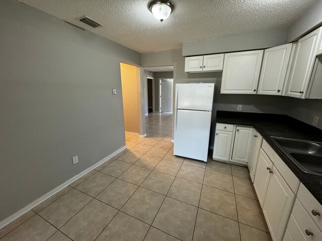 Photo - 118 Abel Rd NW