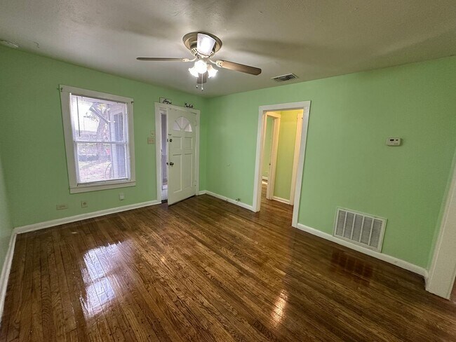 Photo - 2-BEDROOM DUPLEX IN MAHNCKE PARK