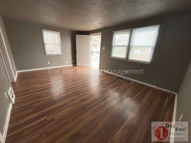 Photo - 4 Bedroom/ 1.5 Bathrooms in Kansas City!