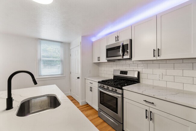 Photo - Luxury 3 bed 2 bath, large courtyard, amaz...
