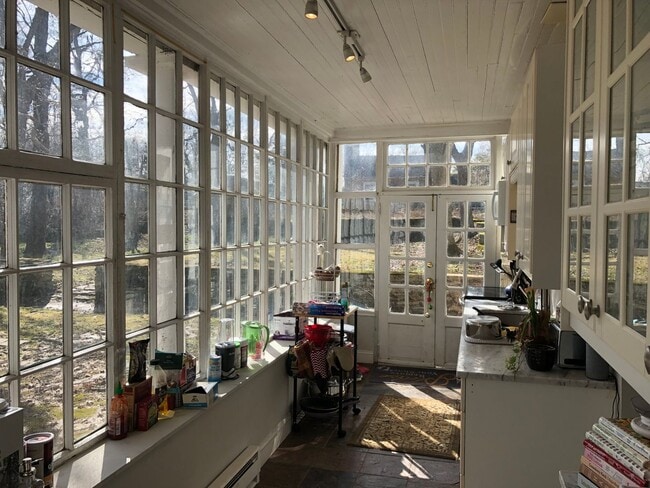 Photo - Updated 4 Bed / 2 Bath - Quiet Location, P... Unidad 2