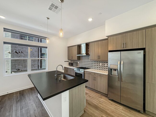 3B/2.5BA Townhome in Mission Valley Now Av... - 3B/2.5BA Townhome in Mission Valley Now Av...