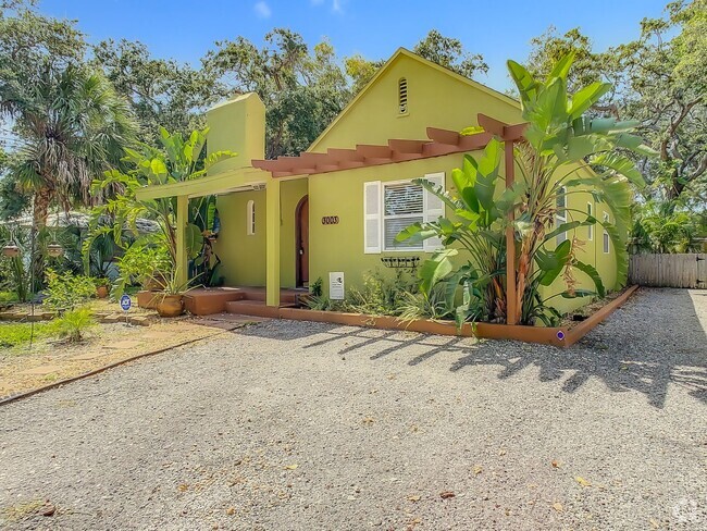 Building Photo - Charming Three bedroom one bath with huge ... Rental