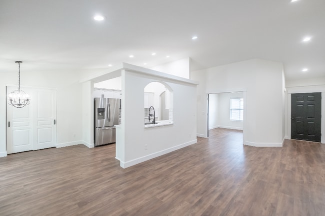 Photo - 918 NE Oakmont Loop