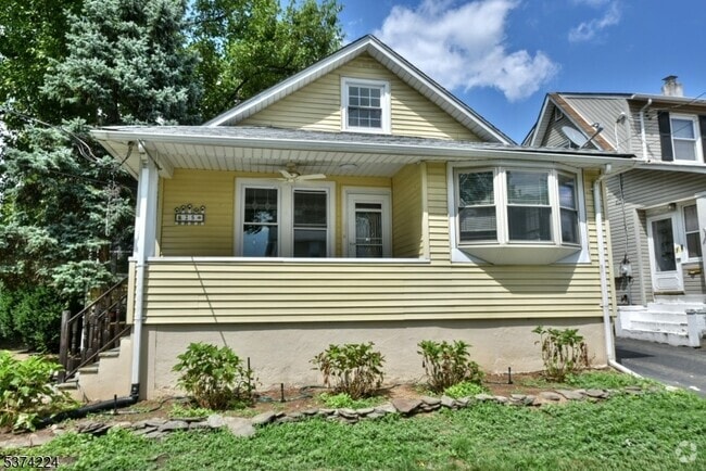 Building Photo - 25 Minerva Ave Rental