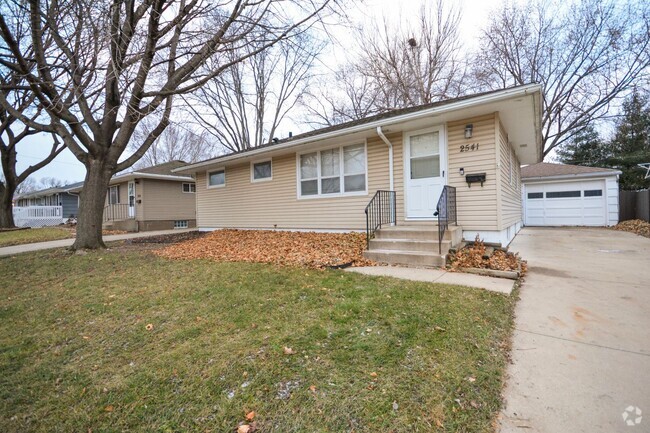 Building Photo - Elton Hills Ranch-Style Home w/Fenced Yard