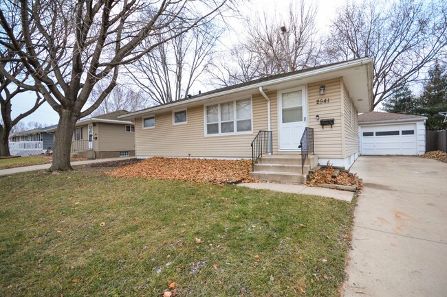 Elton Hills Ranch-Style Home w/Fenced Yard - Elton Hills Ranch-Style Home w/Fenced Yard